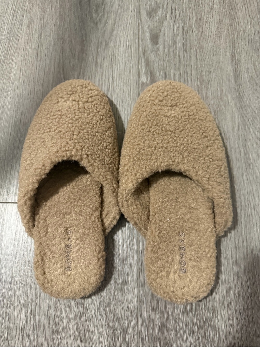 NEVER WORN Bombas Sherpa Slide Slippers in Camel/Tan - 7 Women’s
